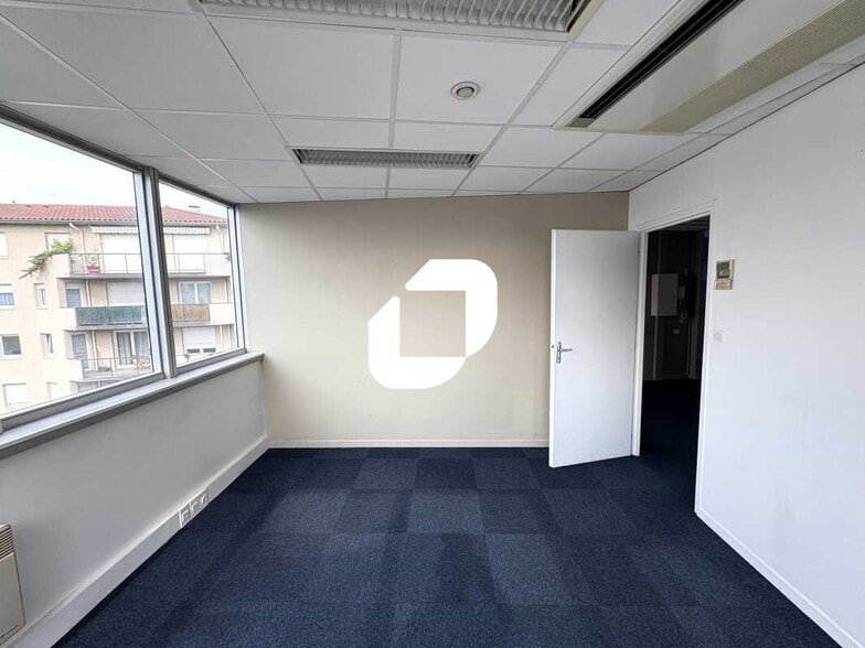 Office in Lyon for sale - Interior Photo - Image 1 of 11