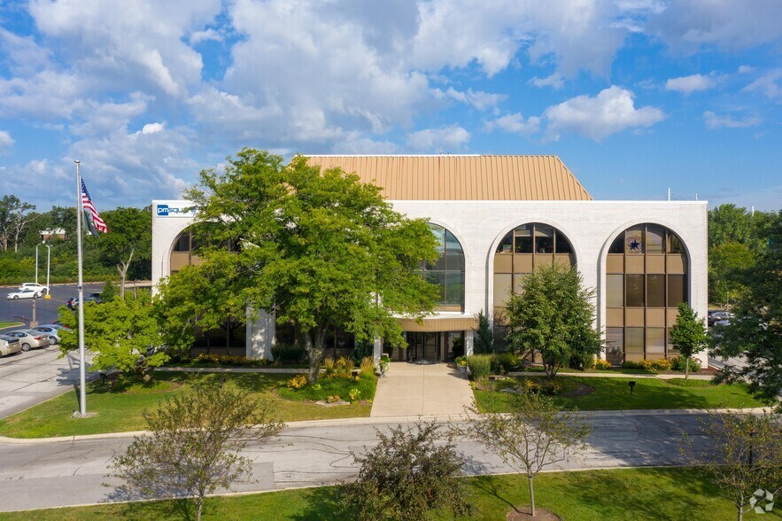 2100 Clearwater Dr, Oak Brook, IL à louer - Photo du bâtiment - Image 3 de 13