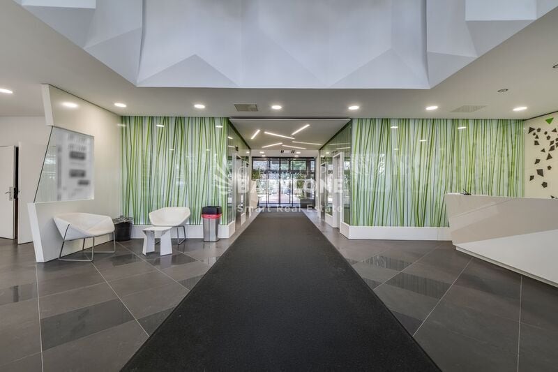 Bureau dans Issy-les-Moulineaux à louer - Hall d’entrée - Image 3 de 20