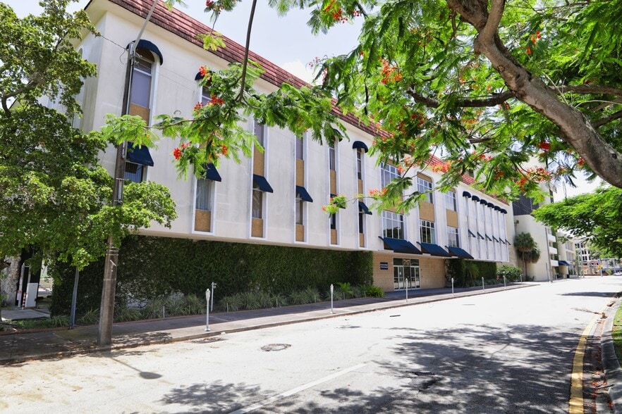 717 Ponce de Leon Blvd, Coral Gables, FL for sale - Building Photo - Image 1 of 10