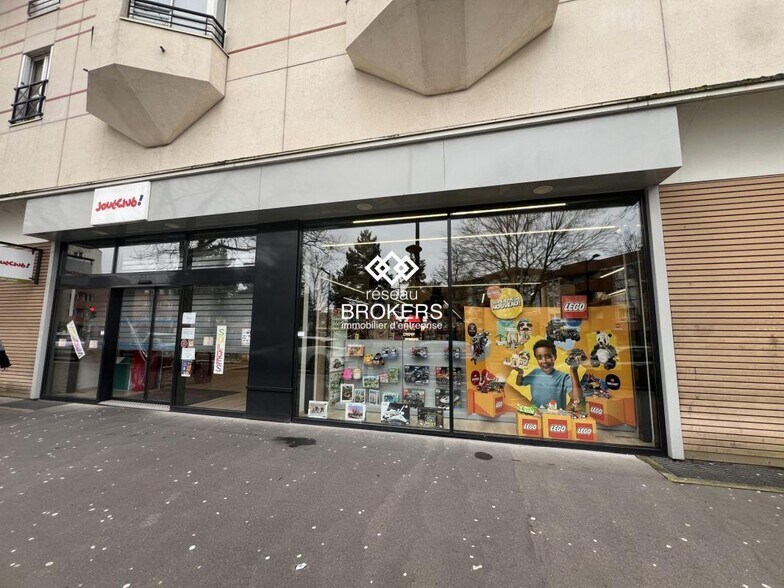 Retail in Montigny-le-Bretonneux for lease - Building Photo - Image 3 of 10