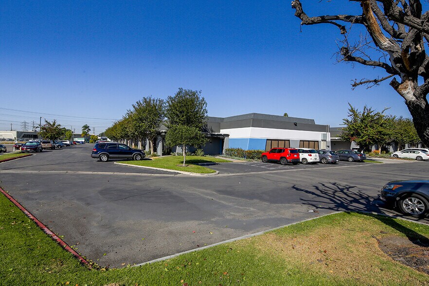 1150-1178 N Knollwood Cir, Anaheim, CA à vendre - Photo du bâtiment - Image 3 de 23