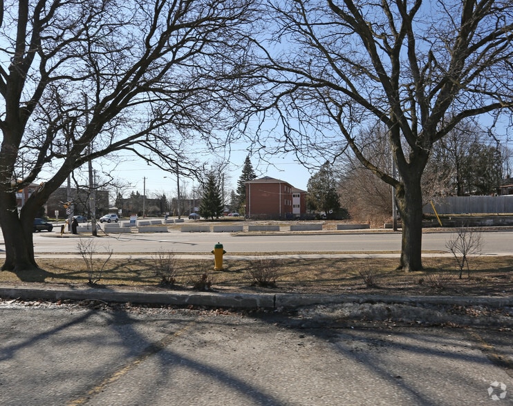324 Speedvale Ave E, Guelph, ON à louer - Photo du bâtiment - Image 3 de 3