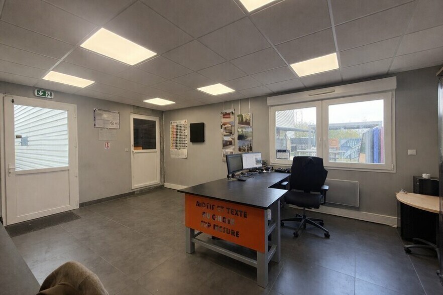 1 Rue Champ Aux Pierres, Saint-Apollinaire for sale - Interior Photo - Image 2 of 14