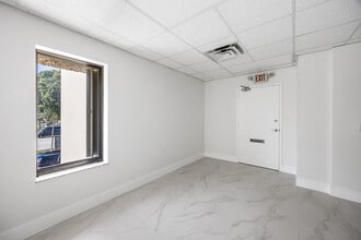 150 NW 70th Ave, Plantation, FL à louer Photo intérieure- Image 1 de 9