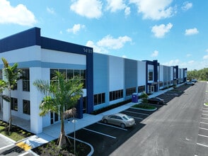 14181 Treeline Ave, Fort Myers, FL à louer Photo du bâtiment- Image 1 de 7