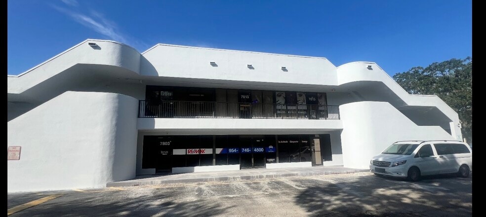 7801-7815 W Commercial Blvd, Tamarac, FL for lease - Building Photo - Image 2 of 6