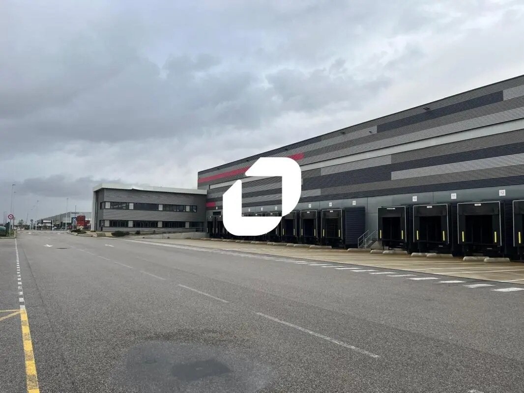 Industrial in Port-Saint-Louis-du-Rhône for lease Building Photo- Image 1 of 17