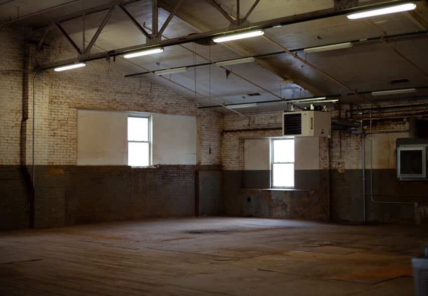 Mixed-Use Redevelopment Opportunity portfolio of 3 properties for sale on LoopNet.ca - Building Photo - Image 3 of 34