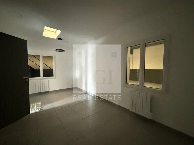 Flex dans Jonage à louer - Photo du bâtiment - Image 2 de 12