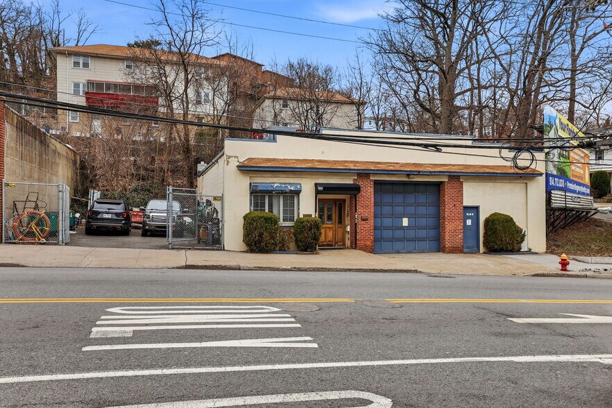 402 Mclean Ave, Yonkers, NY à vendre - Photo du bâtiment - Image 3 de 4