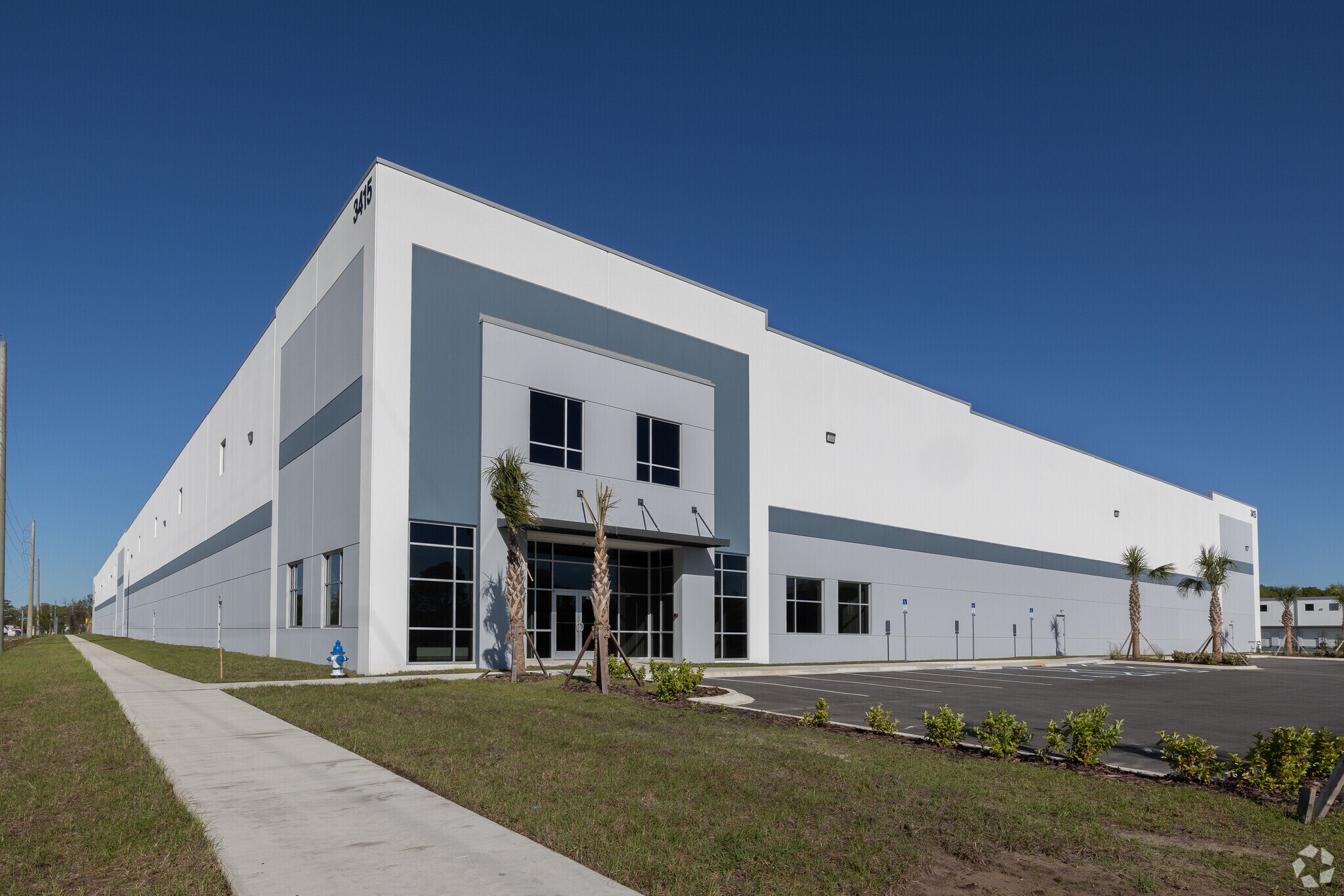 W. 12th & Edgewood Logistics Center portefeuille de 2 propriétés à vendre sur LoopNet.ca Photo principale- Image 1 de 3