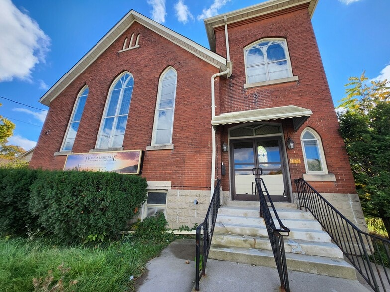 977 Oxford St E, London, ON à vendre - Photo du bâtiment - Image 3 de 4