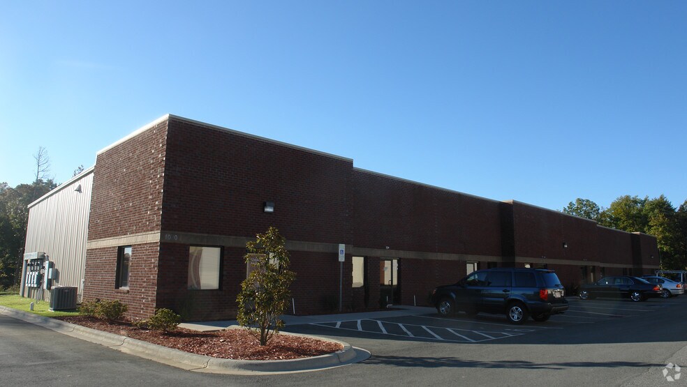 1070 Van Buren Ave, Indian Trail, NC à louer - Photo du bâtiment - Image 3 de 8