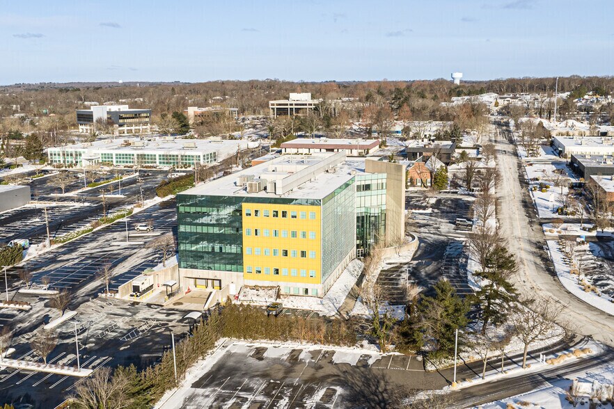 135 Crossways Park Dr, Woodbury, NY for lease - Neighborhood Photo - Image 2 of 5