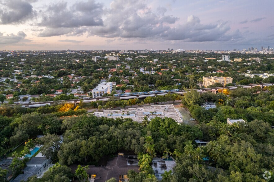 2000 S Dixie Hwy, Miami, FL à louer - Aérien - Image 1 de 17