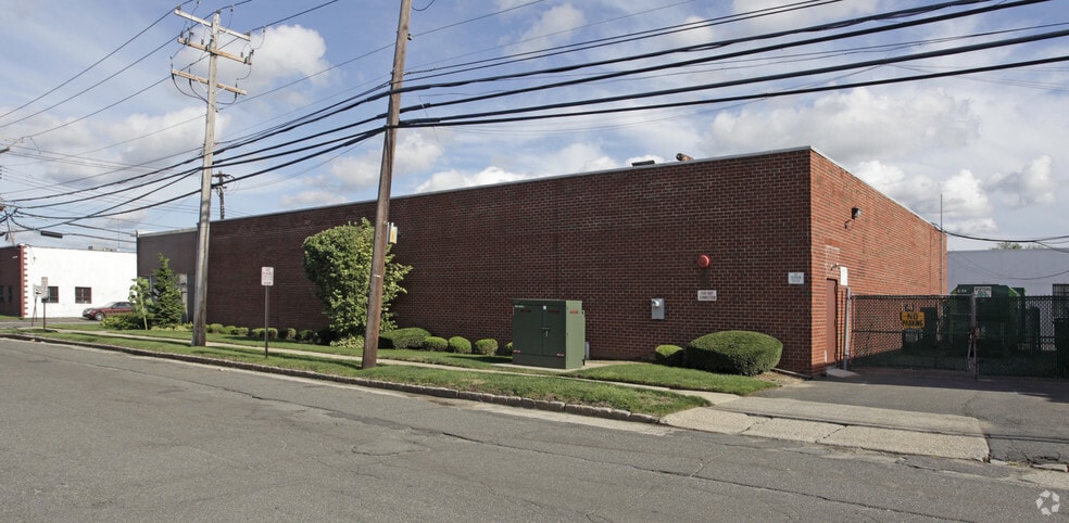 670 Main St, Westbury, NY for sale - Building Photo - Image 2 of 3