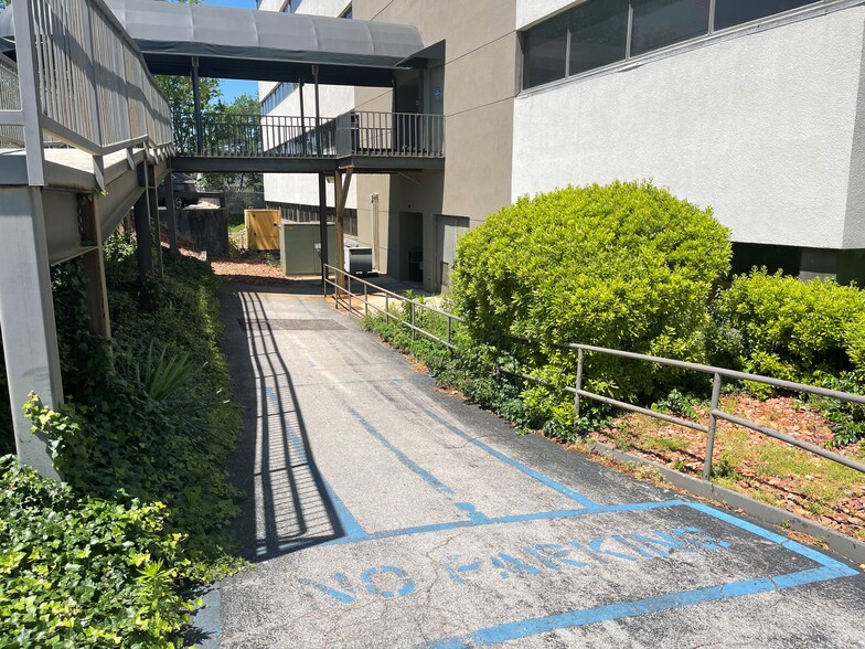 234 Goodwin Crest Dr, Homewood, AL for lease - Building Photo - Image 2 of 2