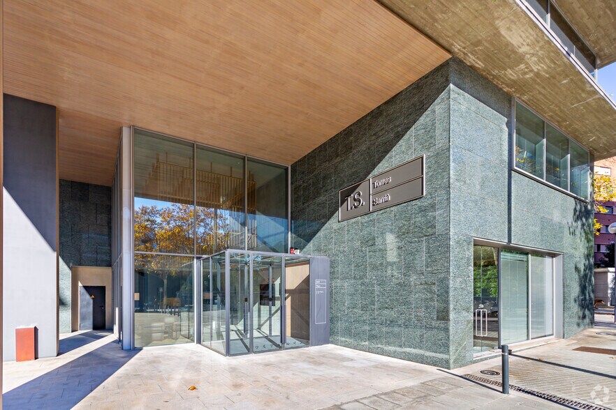 Carrer de Can Ràbia, 3, Barcelone, Barcelona à louer - Photo du bâtiment - Image 2 de 2