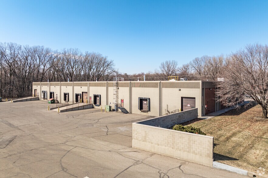 8301 Brooklyn Blvd, Brooklyn Park, MN à louer - Photo du bâtiment - Image 3 de 6