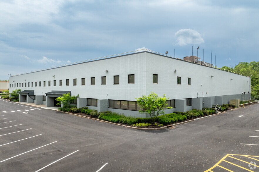 59 ImClone Dr, Branchburg, NJ à vendre - Photo du bâtiment - Image 1 de 8