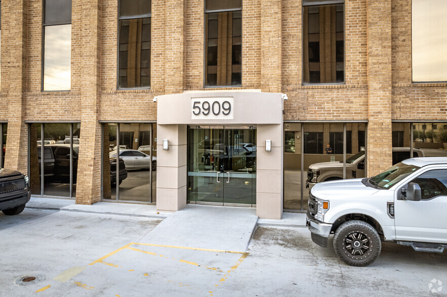 5909 West Loop, Bellaire, TX for lease - Building Photo - Image 2 of 5