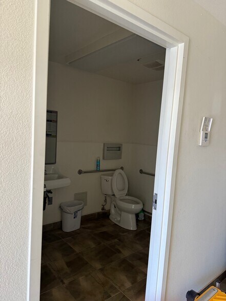 56310 Pima Trl, Yucca Valley, CA à louer - Photo du bâtiment - Image 3 de 19