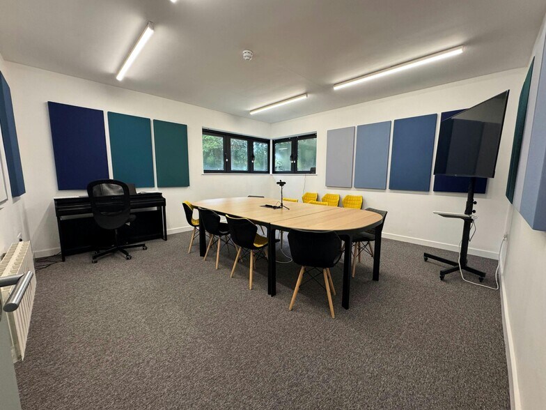 Bassett Av, Southampton à louer - Photo du bâtiment - Image 2 de 10