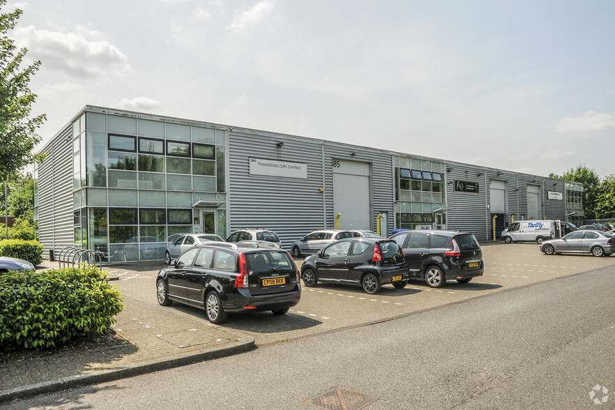 Centennial Ave, Borehamwood for lease - Primary Photo - Image 1 of 5