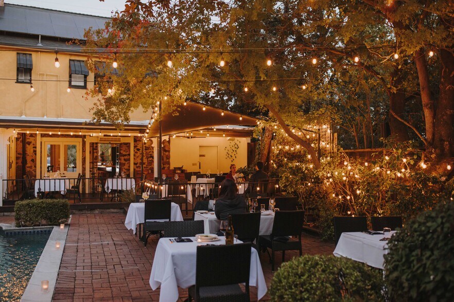 241 1st St W, Sonoma, CA à vendre - Photo du bâtiment - Image 2 de 11