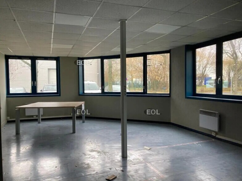 Flex in Fresnes for lease - Interior Photo - Image 3 of 4
