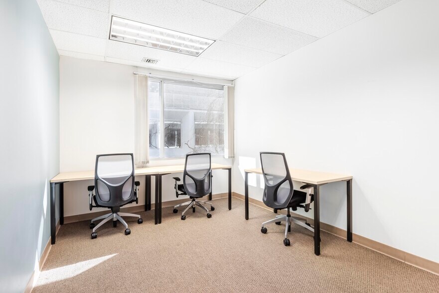 80 Orville Dr, Bohemia, NY à louer - Photo intérieure - Image 2 de 4