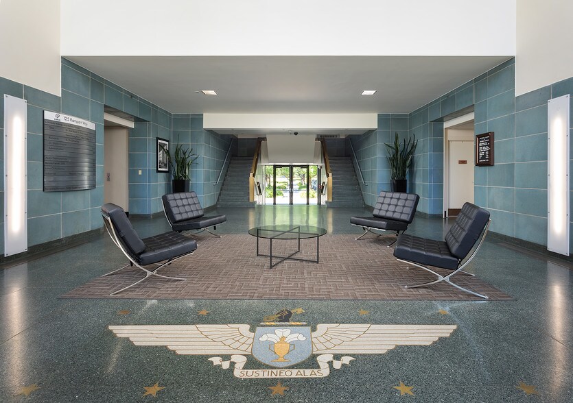 125 Rampart Way, Denver, CO à louer - Photo du bâtiment - Image 3 de 18