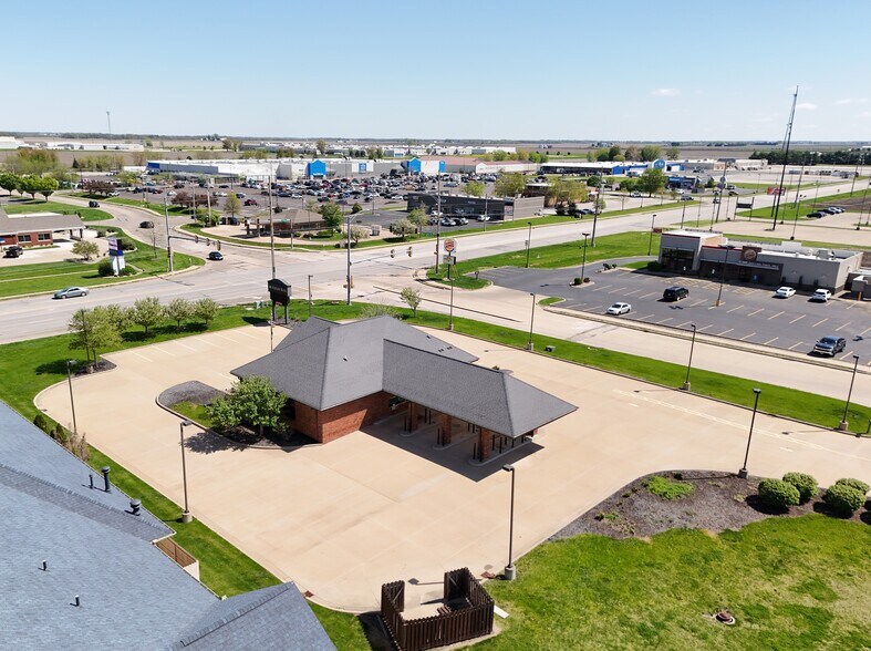 1661 E Jackson St, Macomb, IL for lease - Building Photo - Image 1 of 23