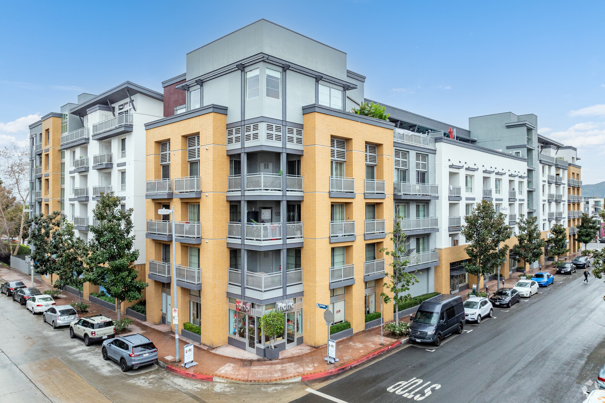 11049 Magnolia Blvd, North Hollywood, CA for lease Primary Photo- Image 1 of 70