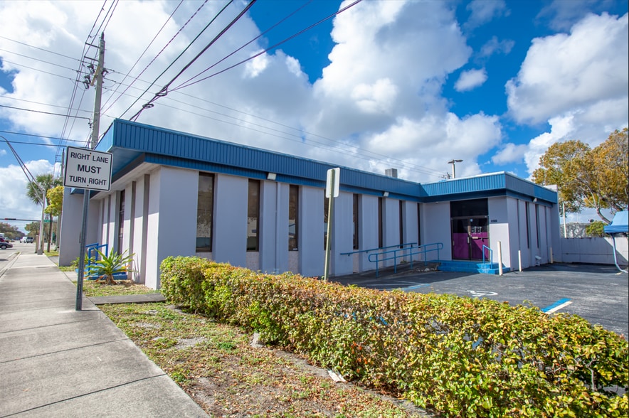 16350 NE 12th Ave, North Miami Beach, FL à louer - Photo du bâtiment - Image 3 de 18