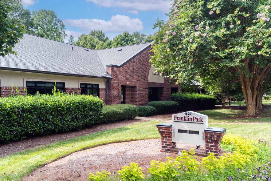 1520 E Franklin St, Chapel Hill, NC à vendre - Photo du bâtiment - Image 2 de 20