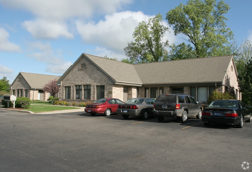 2390 Woodlake Dr, Okemos, MI à louer - Photo du bâtiment - Image 2 de 6