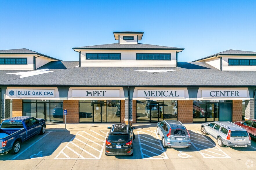 4444-4456 NW 128th St, Urbandale, IA à vendre - Photo du bâtiment - Image 3 de 5