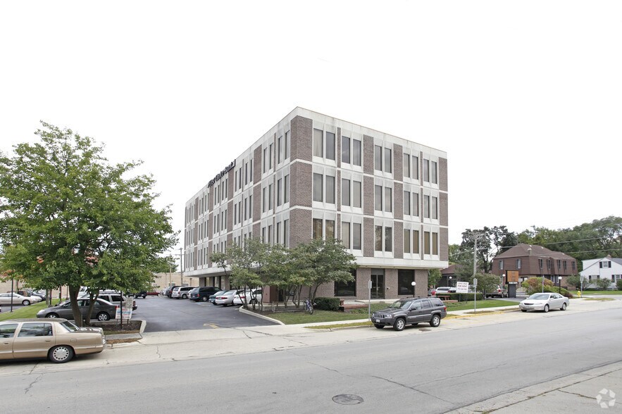 330 S Naperville Rd, Wheaton, IL à louer - Photo du bâtiment - Image 3 de 9