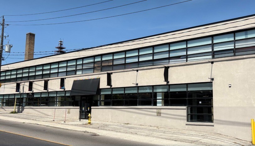 1200 Castlefield Ave, Toronto, ON à louer - Photo du bâtiment - Image 3 de 4