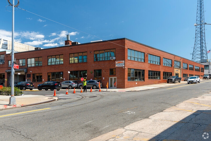 33-01 Hunters Point Ave, Long Island City, NY for lease - Building Photo - Image 1 of 10