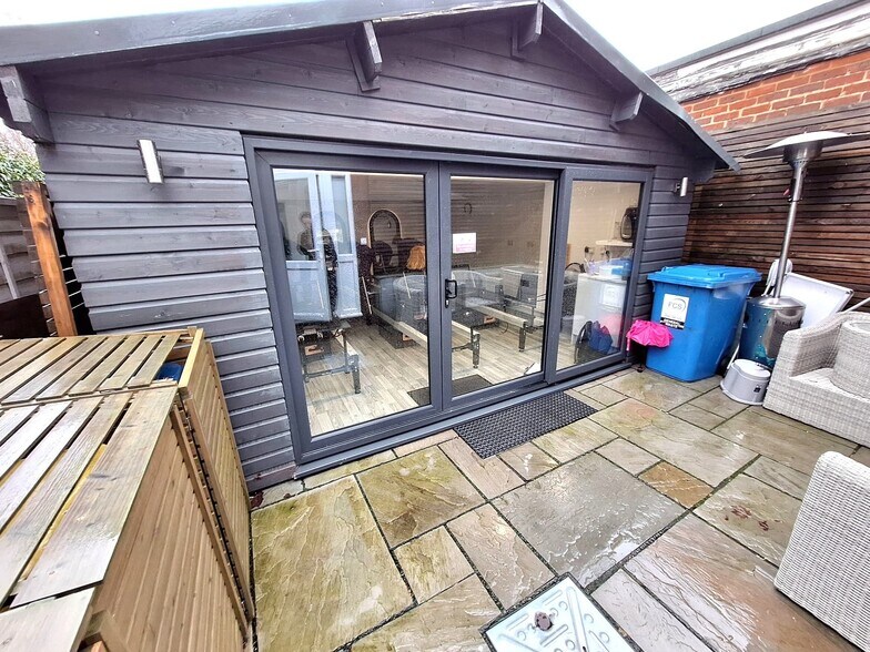248 High Street, Cranleigh à vendre - Photo du bâtiment - Image 2 de 3