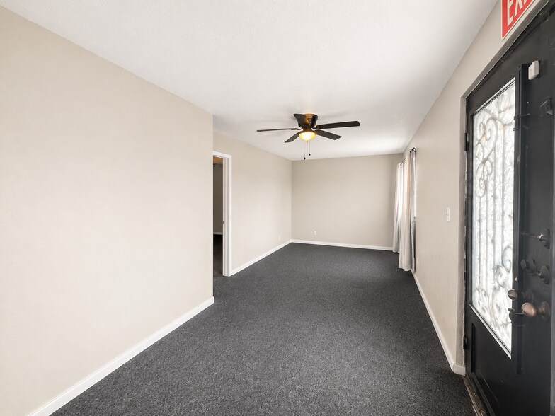 755 N General McMullen Dr, San Antonio, TX for lease - Building Photo - Image 3 of 20