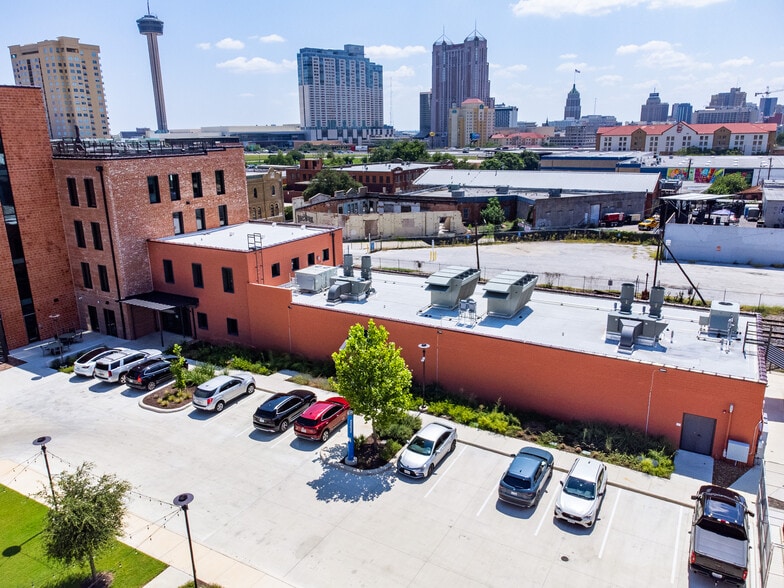 1305 E Houston St, San Antonio, TX for lease - Primary Photo - Image 1 of 4