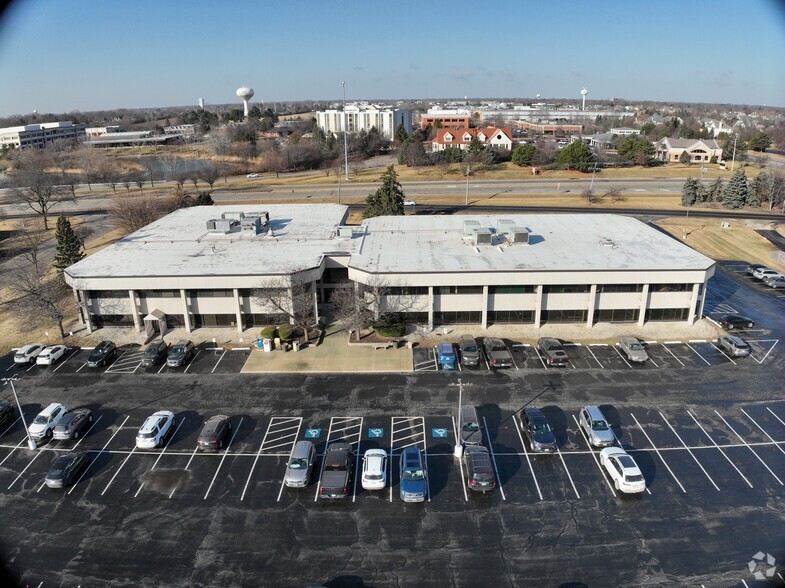 100 Tower Dr, Burr Ridge, IL for lease - Matterport Community - Image 2 of 16