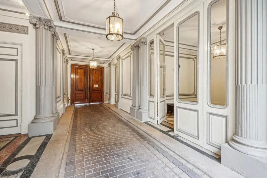 Flex in Paris for lease - Building Photo - Image 2 of 15