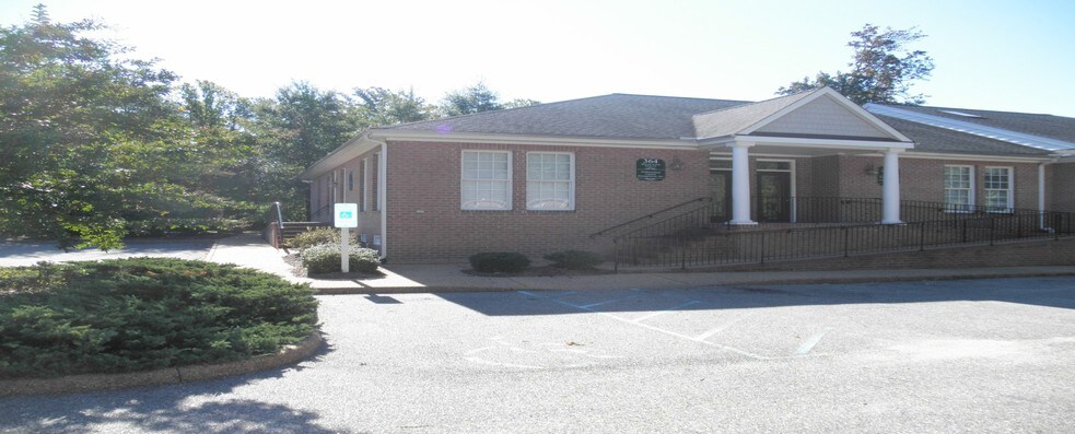 364-366 McLaws Cir, Williamsburg, VA for lease - Building Photo - Image 2 of 8