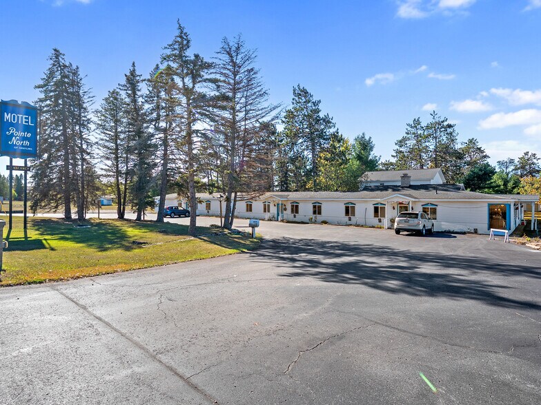 1024 S I 75 Business Loop, Grayling, MI à vendre - Photo du bâtiment - Image 1 de 73