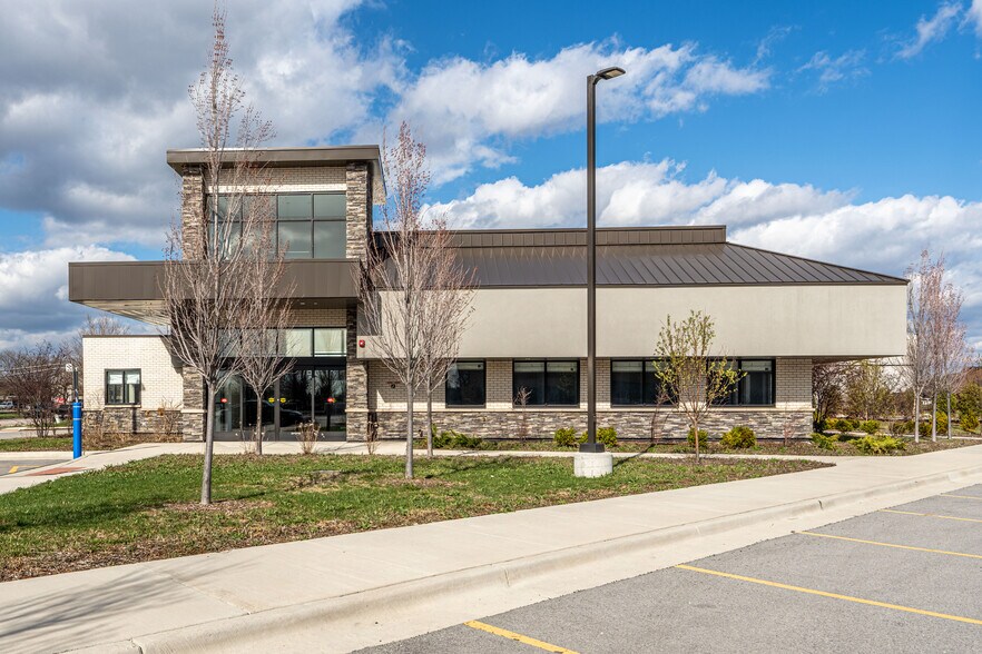 1150 E Ogden Ave, Naperville, IL à louer - Photo du bâtiment - Image 2 de 30